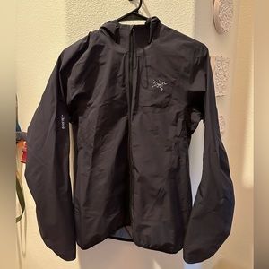 WORN ONCE - Arc’teryx Women’s Lightweight Gore-Tex Raincoat - LIKE NEW